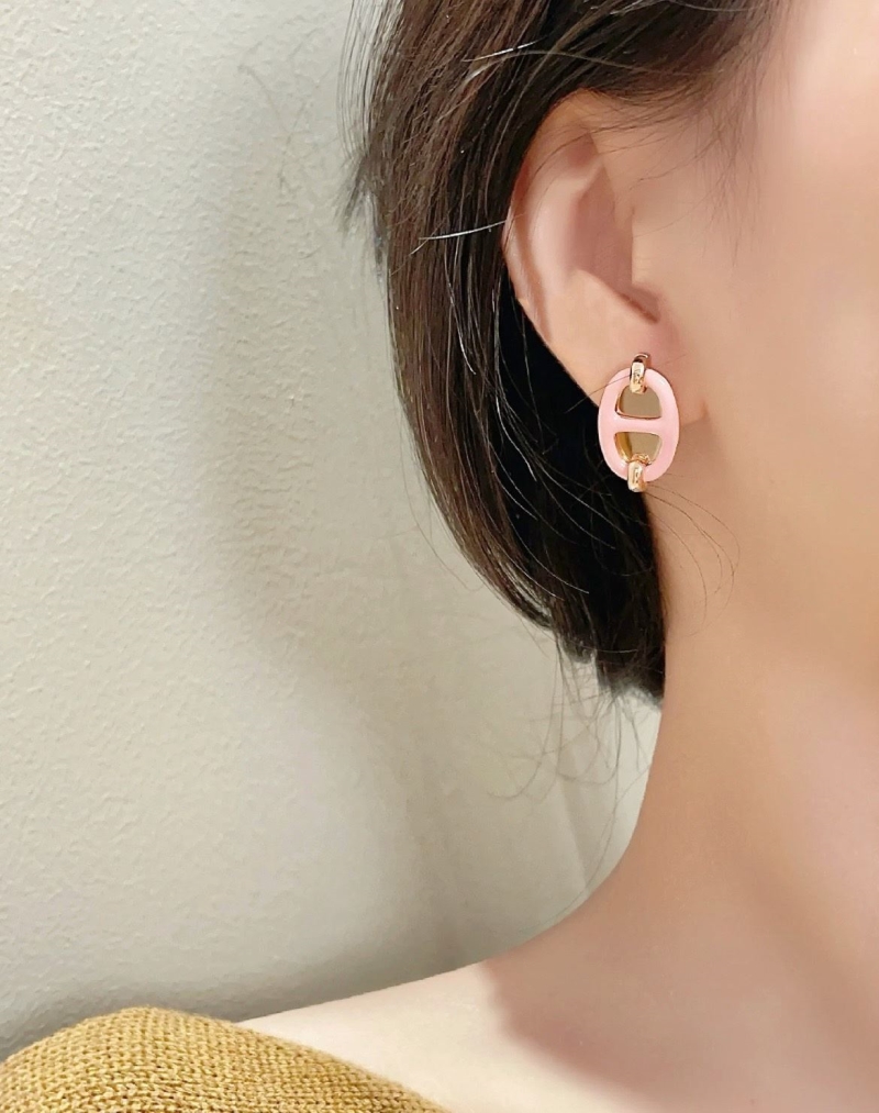 H**me5 earrings